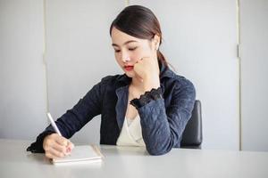 le secrétaire prend des notes de la réunion et travaille de manière stressante. photo