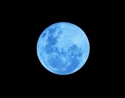 pleine lune bleue dans la nuit noire photo