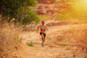 un homme coureur de trail et de pieds d'athlète portant des chaussures de sport pour courir dans la forêt photo