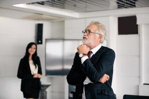 hommes d'affaires détenant des documents pour des partenaires commerciaux discutant et partageant des idées lors de réunions et femmes d'affaires souriantes heureuses de travailler photo