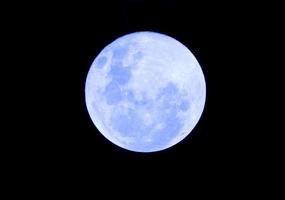 pleine lune bleue dans la nuit noire photo