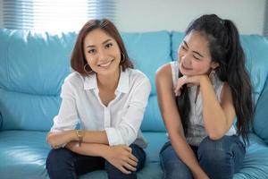 portrait de style de vie des femmes asiatiques des meilleurs amis - souriant heureux sur le canapé du salon photo