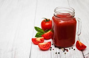 pots de jus de tomate photo