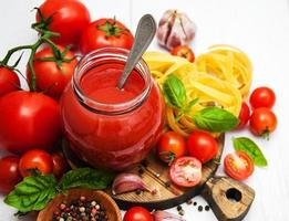 pot de sauce tomate photo