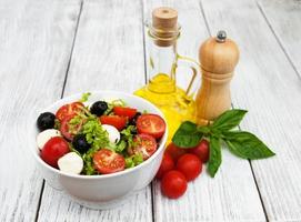 salade avec fromage mozarella et légumes photo