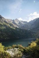 morskie oko lake eye of the sea dans les tatras en pologne. photo