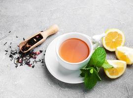 thé au citron et à la menthe photo
