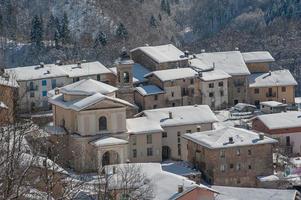village de montagne couvert de neige photo