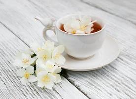 tasse de thé aux fleurs de jasmin photo