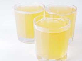 verres à jus d'ananas photo