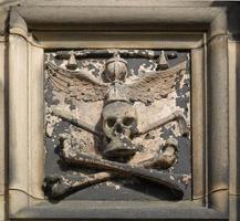 tombeau gothique avec crâne et os photo