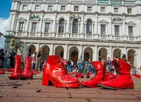 bergamo itali 17 mai 2013 chaussures rouges pour dénoncer les violences faites aux femmes photo