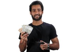 un jeune indien avec un concept d'argent liquide, sur fond blanc