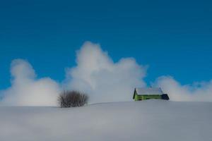 ermitage isolé dans la neige photo