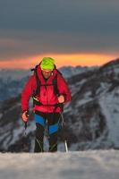 ski de randonnée en montée sur les alpes au coucher du soleil photo