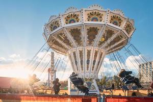 ville, pays, mmm jj, aaaa - carrousel au centre de la ville photo