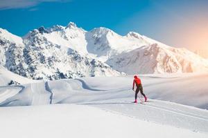 ski de fond technique classique pratiquée par l'homme photo