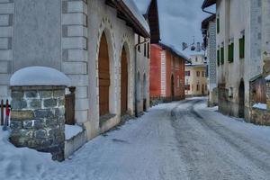 aperçu du village de s-chanf dans la vallée de l'engadine en suisse photo