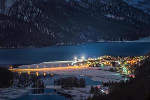 village alpin sur le lac photo