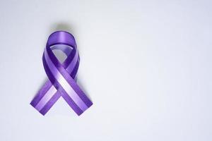 ruban violet pour fond de photo de la journée mondiale du cancer