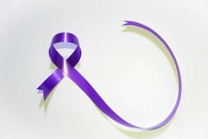 ruban violet sur fond blanc pour la journée mondiale contre le cancer photo