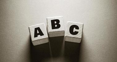 mot anglais alphabet avec des cubes en bois photo