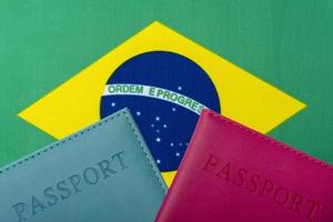 sur le fond du drapeau du brésil se trouve un passeport. photo