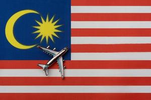 avion au-dessus du drapeau de la malaisie, le concept de voyage. photo