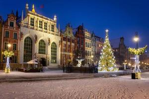 bel arbre de noël dans la vieille ville de gdansk la nuit hivernale. Pologne photo
