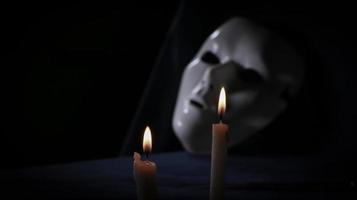 masque mystérieux à la lumière des bougies photo