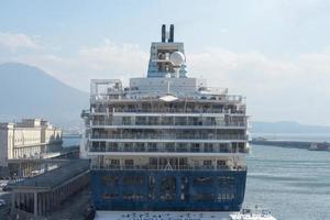 paquebot dans le port de naples par une journée ensoleillée. photo