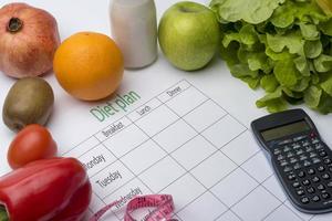 feuille de régime alimentaire et aliments frais sur fond blanc. photo