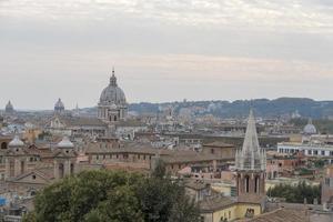 paysage urbain panoramique aérien de rome, les toits des maisons. photo