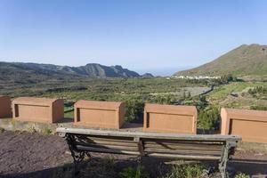 banc et vue sur l'île de tenerife. photo