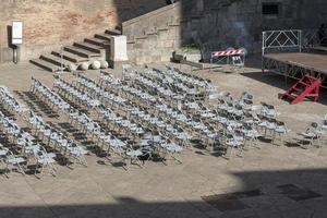 beaucoup de chaises en plastique près de la scène. photo