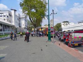 wat phra kaew temple du bouddha d'émeraudebangkok thaïlande15 février 2019les touristes se promènent dans la région de grands groupes montrant du rouge populaire à cet endroit..à bangkok thaïlande15 février 2019 photo