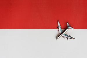 avion au-dessus du drapeau de l'indonésie, le concept de voyage. photo