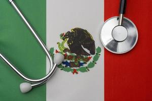 drapeau mexicain et stéthoscope. la notion de médecine. photo