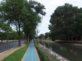 eau et mur du palais de chitraladabangkok thailand08 juin 2019. photo