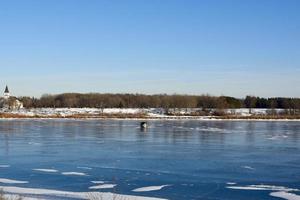 hiver au manitoba - pêche blanche sur une rivière gelée photo