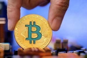 ramasser la monnaie crypto bitcoin sur le circuit .virtual money.blockchain technology.mining concept photo