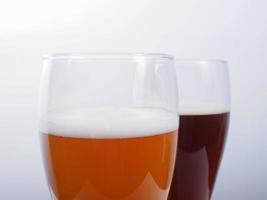 deux verres de bière allemande photo