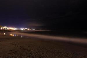 rivage de la plage de la mer d'alanya. longue exposition de nuit. dinde. photo