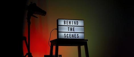 boîte à lumière du film sur l'escalier du studio et trépied léger sur fond dégradé de couleurs. photo