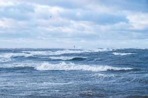 vagues d'orage se brisant sur la plage photo