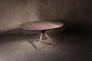 belle table pliante en bois marron sur fond de béton beige photo