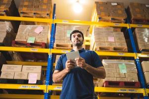 un contremaître ou un ingénieur travaille sur un conteneur d'expédition de transport industriel logistique photo