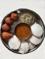 assiette d'idli, vada et samber photo