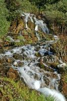 eau blanche et mousseuse qui coule à travers et vers le bas photo