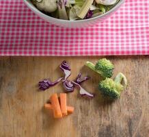 les légumes mélangés ont des carottes, du brocoli, du chou-fleur, du chou violet - concept d'aliments propres photo